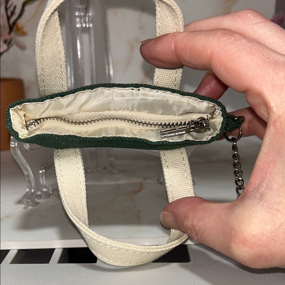 GAP Mini Tote Bag Charm Green & Cream Zipper Coin Pouch Keychain - Picture 4 of 7